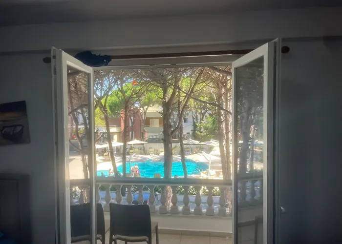 Hotel Reni Golem (Tirana)